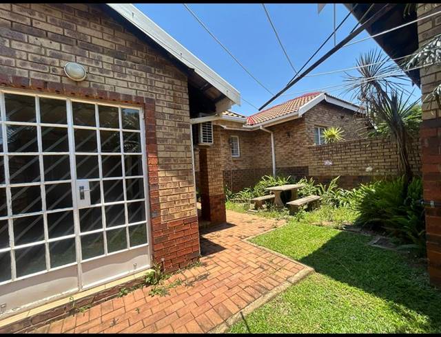 2 BEDROOM PROPERTY TO RENT IN DIE HOEWES